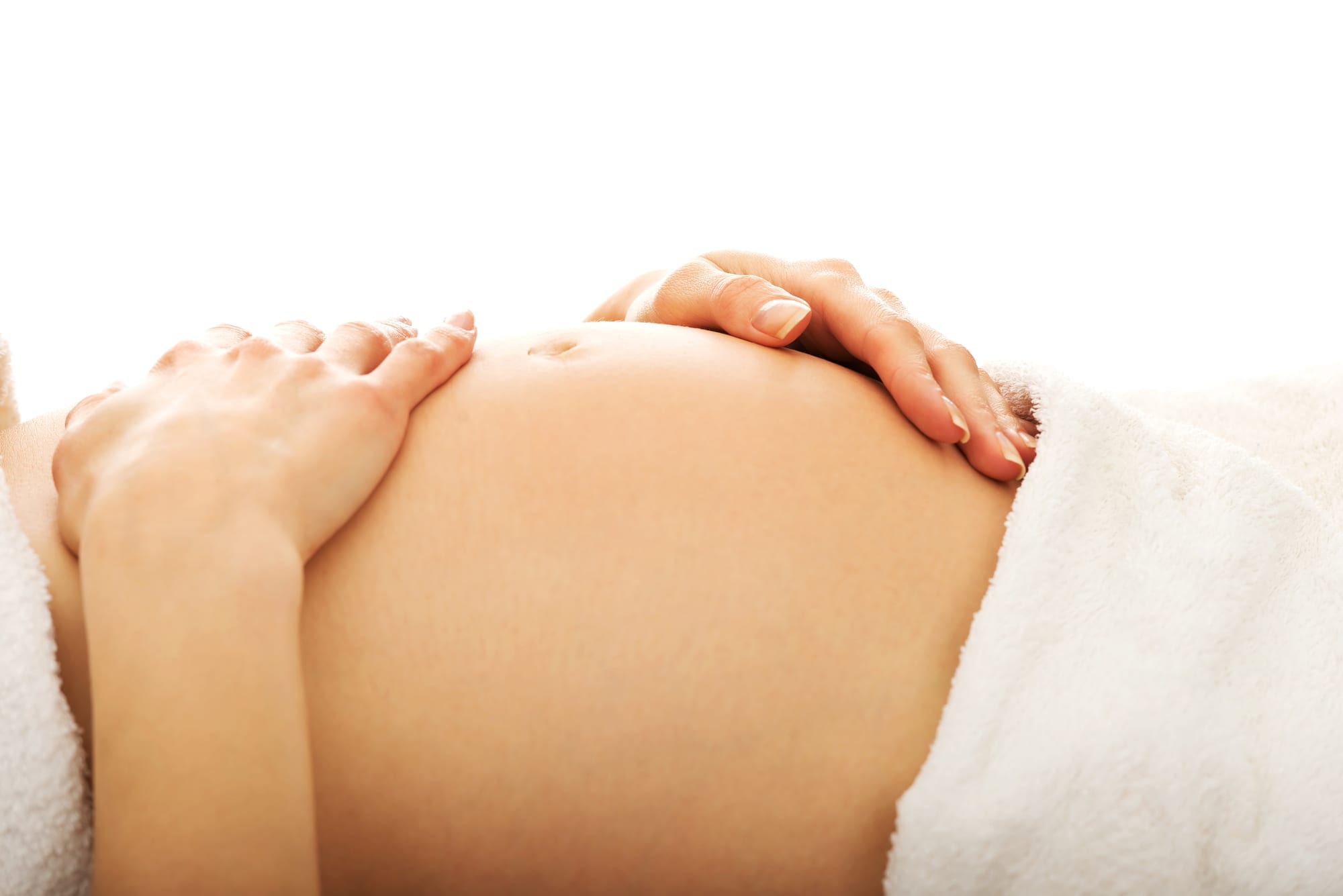 Gravid kvinder på ligger på en massagebriks